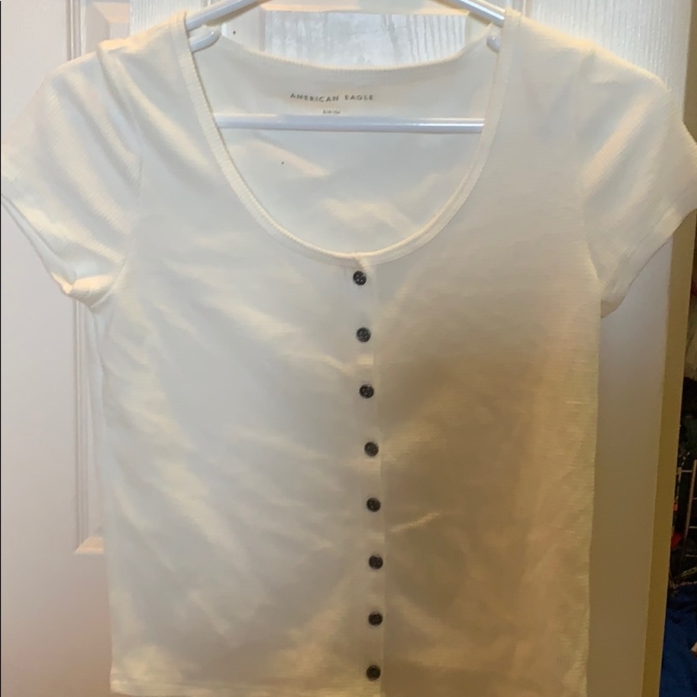 whit button t-shirt